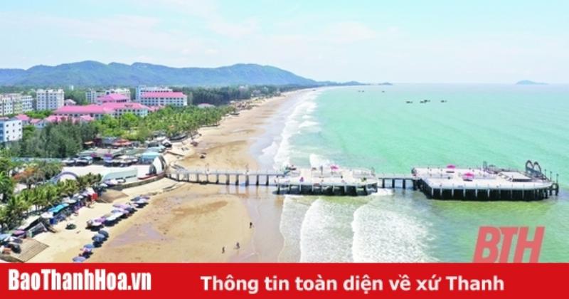 Khung cảnh Biển Hải Tiến Thanh Hóa vào mùa hè với nắng vàng và bãi cát đông vui